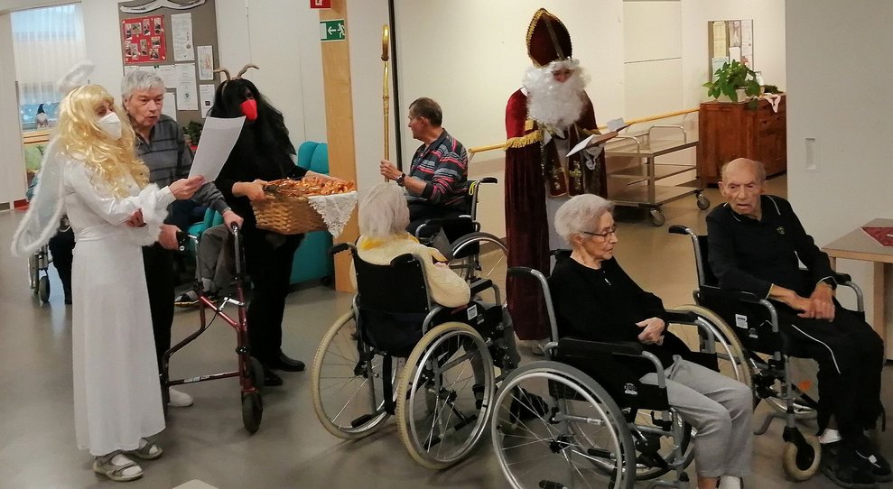 Einige BewohnerInnen mit Engel, Nikolo und Krampus.