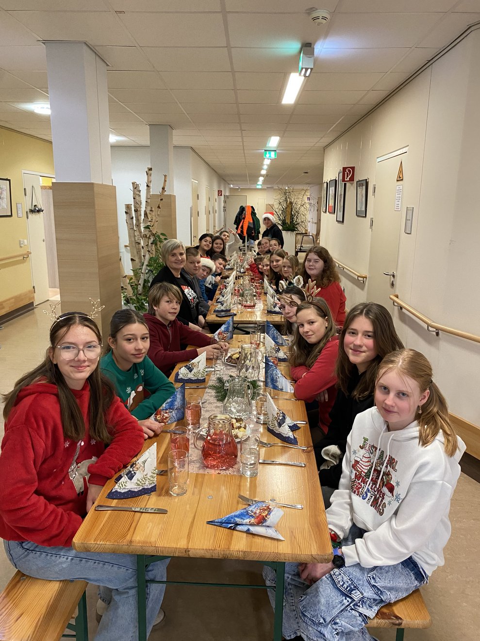 Lehrerin Müller Heidi, die Schülerinnen und Schüler sind nach der Feier auf ein Mittagessen eingeladen.