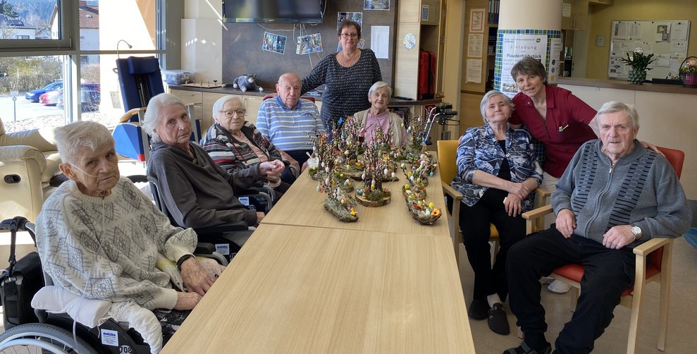 Ein Gruppenfoto der fleißigen Bastlerinnen und Bastler.