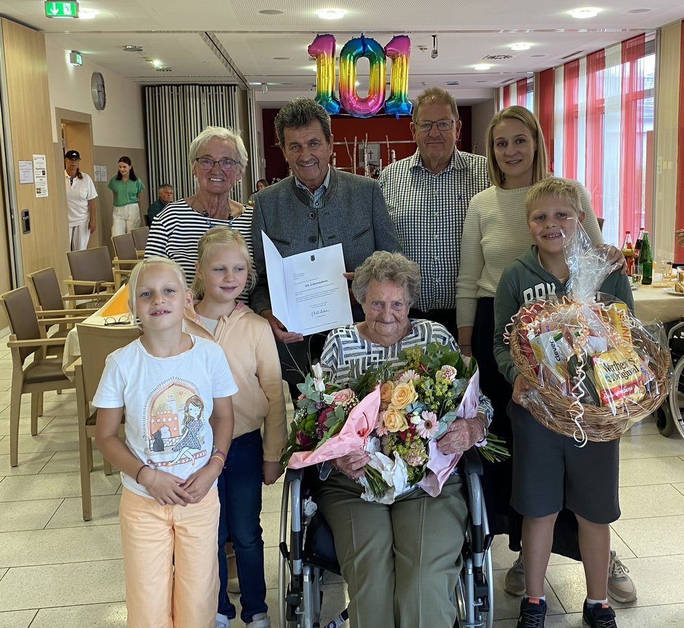 Unsere Jubilarin mit ihrer Familie.