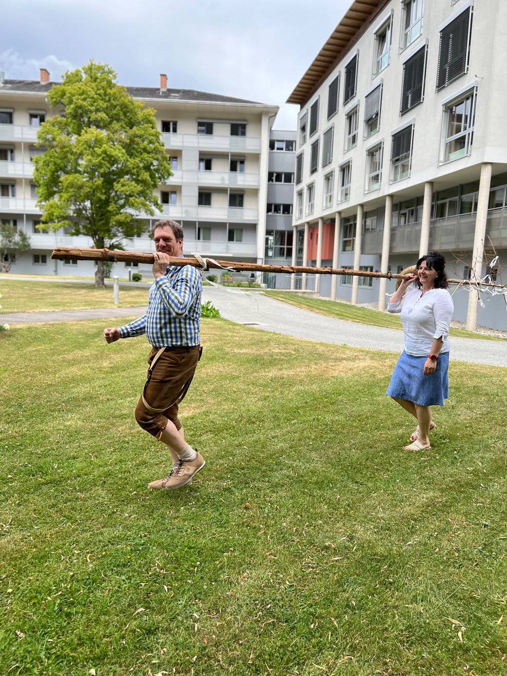 Ein Mann und eine Frau mit umgeschnittenem Baum