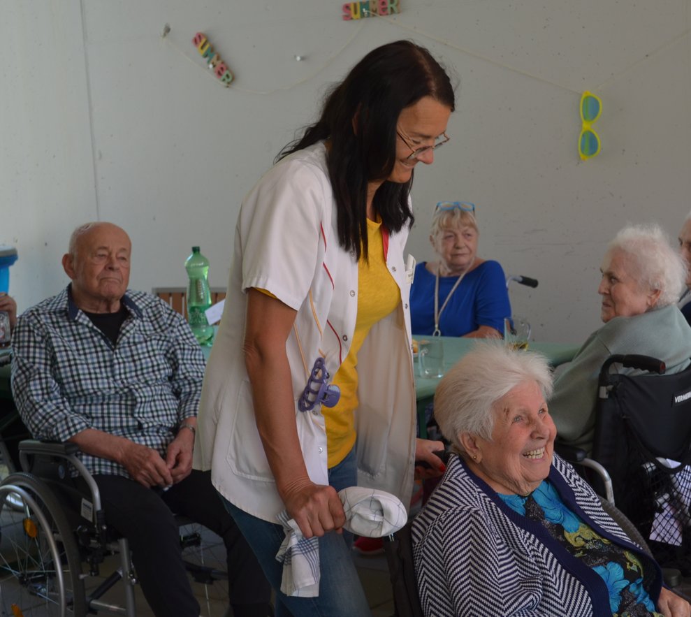 bewohnerin kommt zum Fest