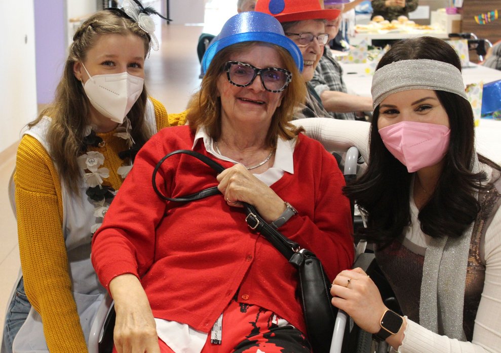Nicht nur unsere BewohnerInnen, sondern auch Verena und Sophie vom FSJ, haben sich für die Faschingsjause schick gemacht.