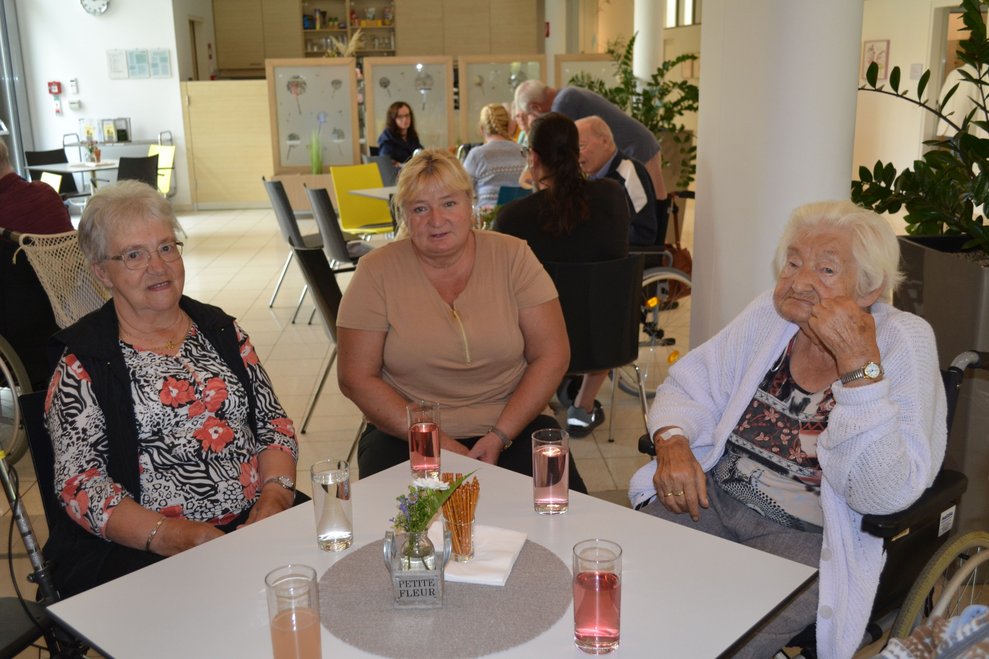Drei Damen am Tisch