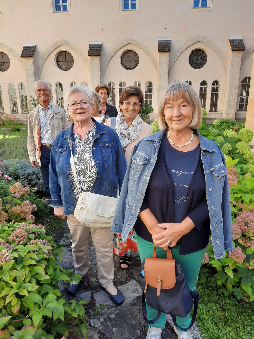 Einige Personen im Stiftsgarten