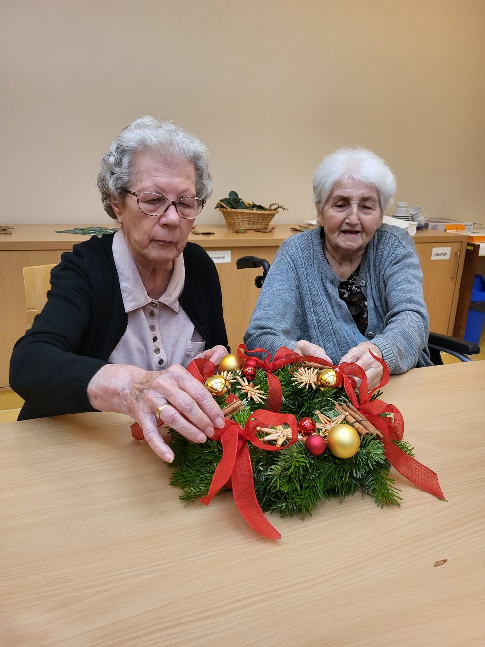 Die BewohnerInnen waren sehr kreativ und während der Kreativen Runde wurden zur Einstimmung Weihnachtslieder gesungen.