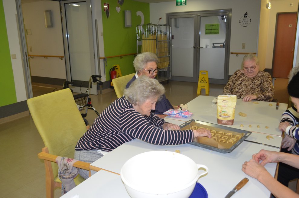 Bewohnerinnen beim Backen