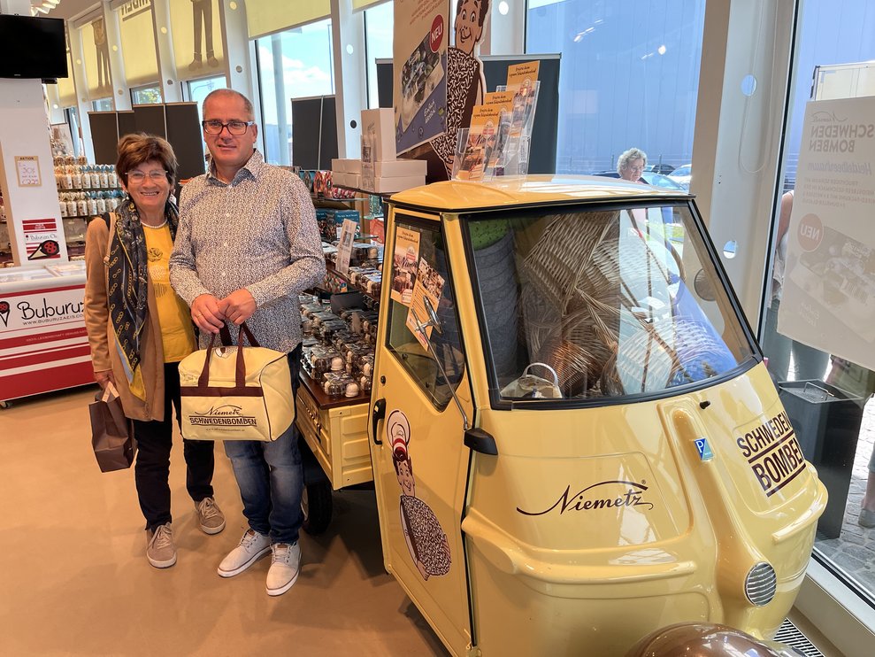 Eine Dame und ein Herr vor einem Niemetz-Auto