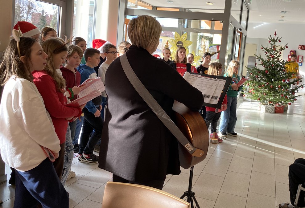 Beim Abschlusslied "Stille Nacht"...