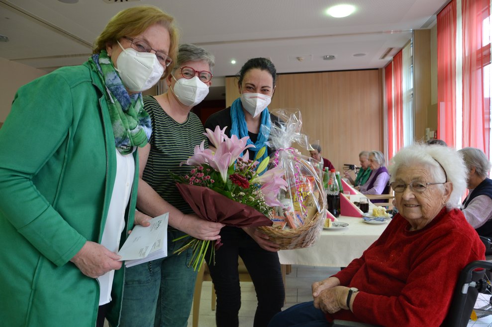 Zum 90iger gab es einen Blumenstrauß und einen Geschenkskorb.