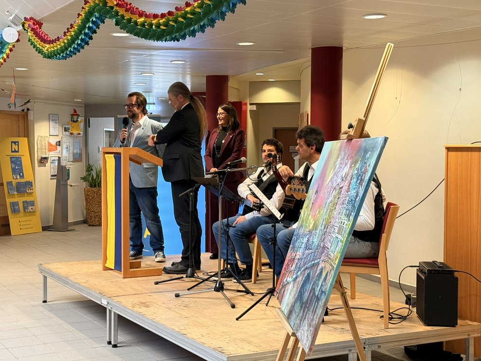 Redner und Musiker auf der Bühne. 