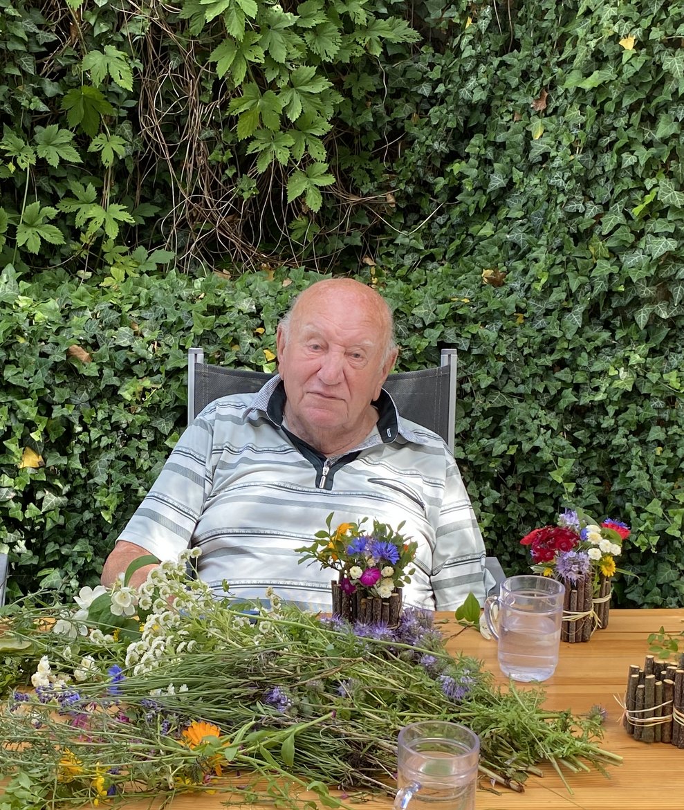 Auch Herr Jungherr hat Freude am Blumen stecken, 2 Kreationen sind schon fertig.