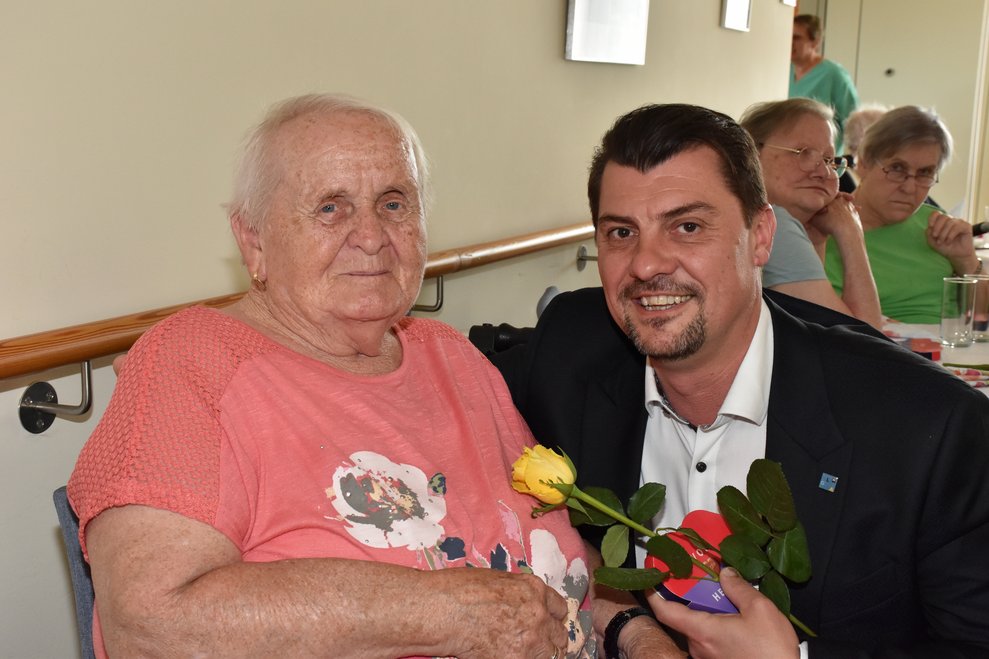Eine Frau und ein Mann.