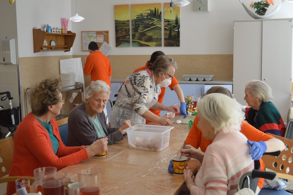 BewohnerInnen sitzen bei einem Tisch.