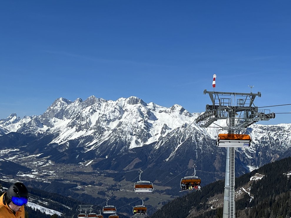 Skilift, Berge und blauer Himmel.