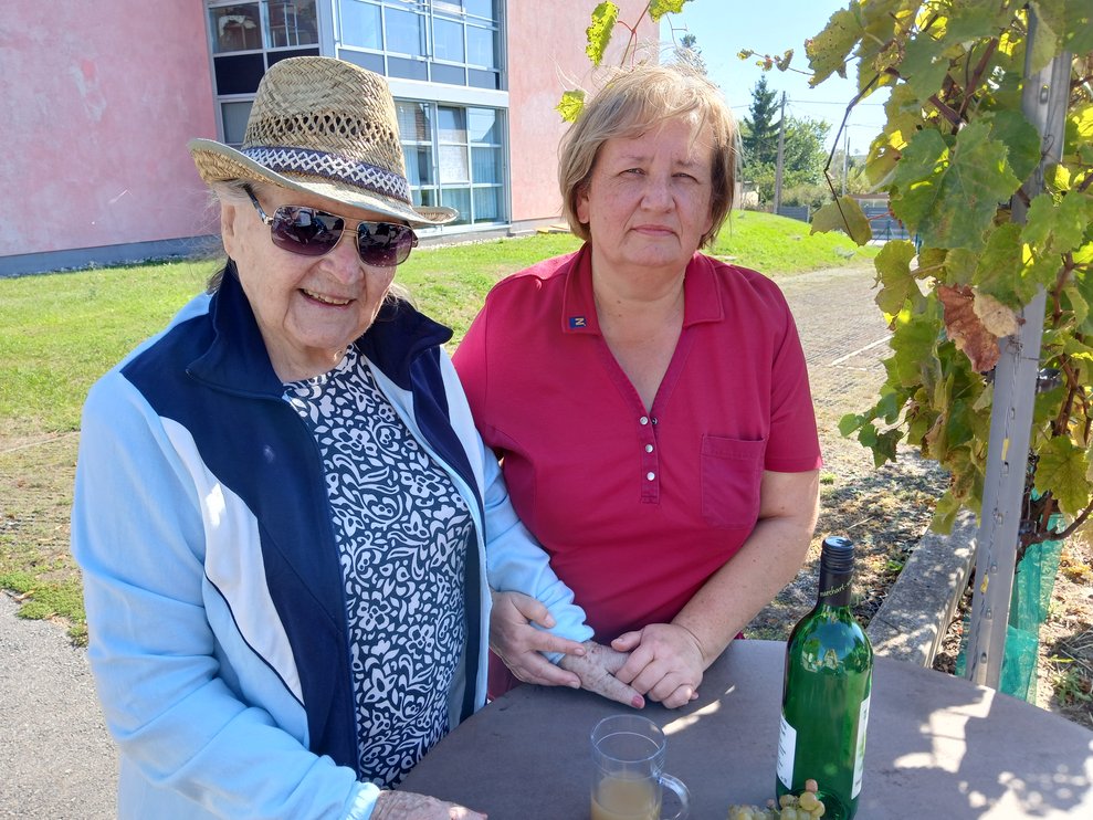 Bewohnerin mit Mitarbeiterin