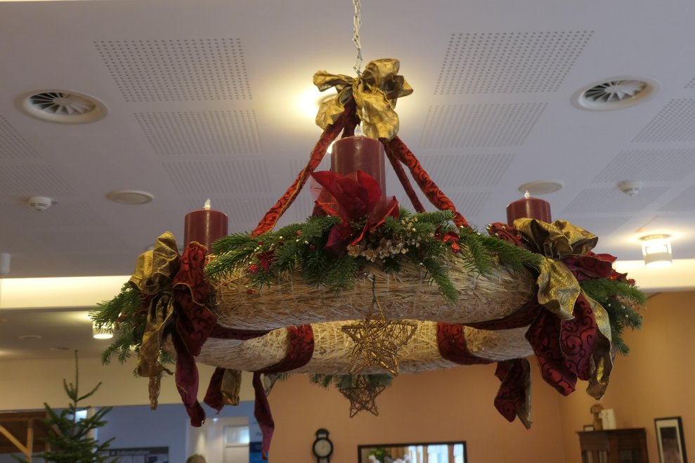 Adventkranz im Festsaal.