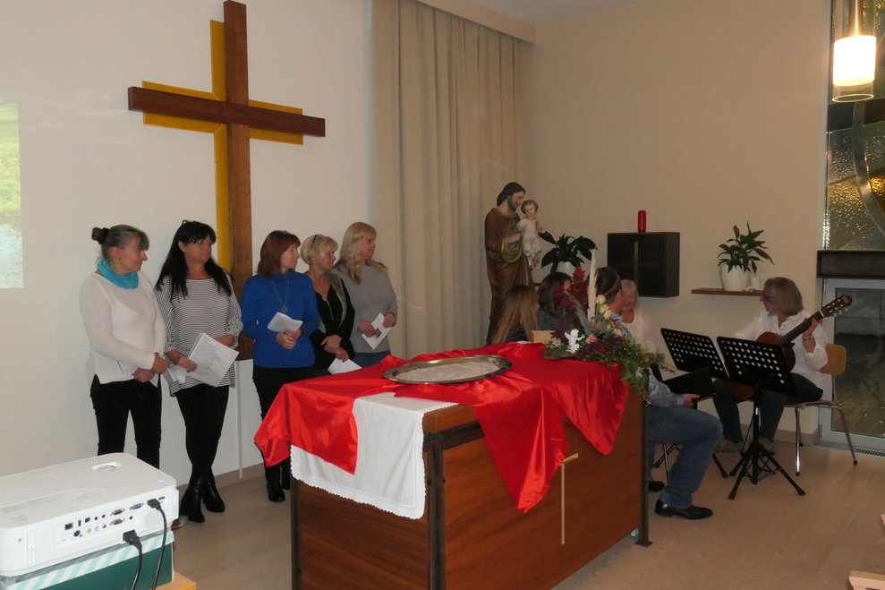 Einige Personen beim Altar