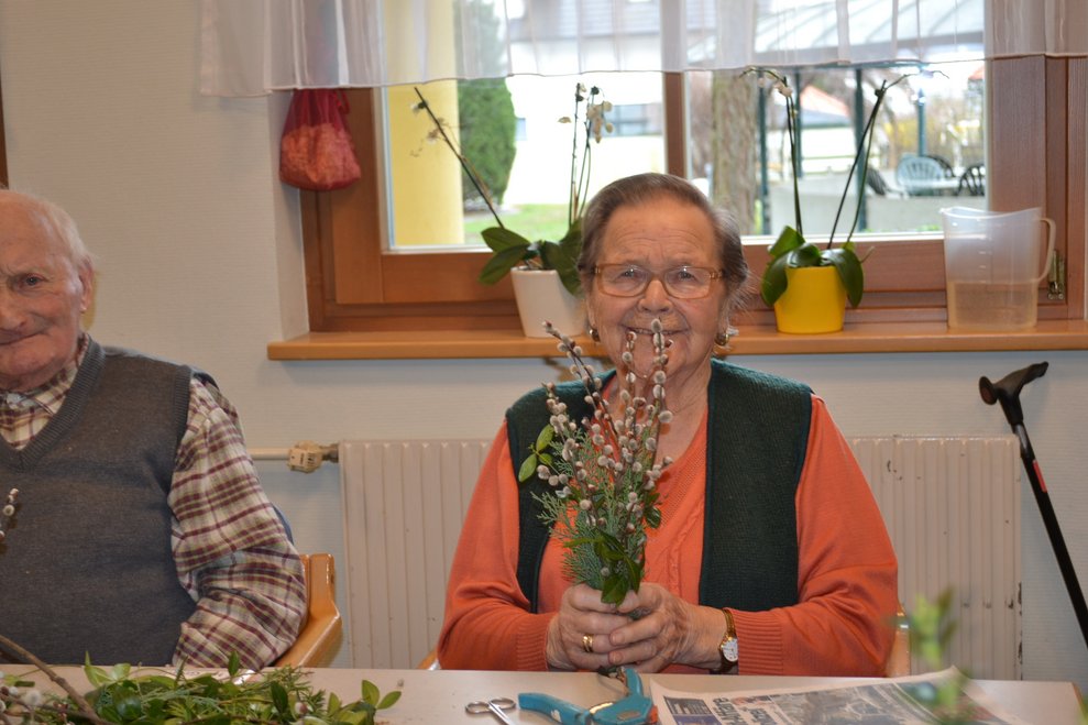 Eine Dame hält einen Palmbuschen in der Hand