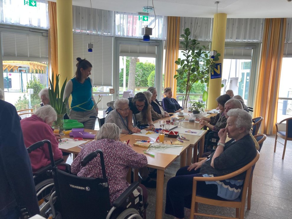 Bewohnerinnen in der Cafeteria