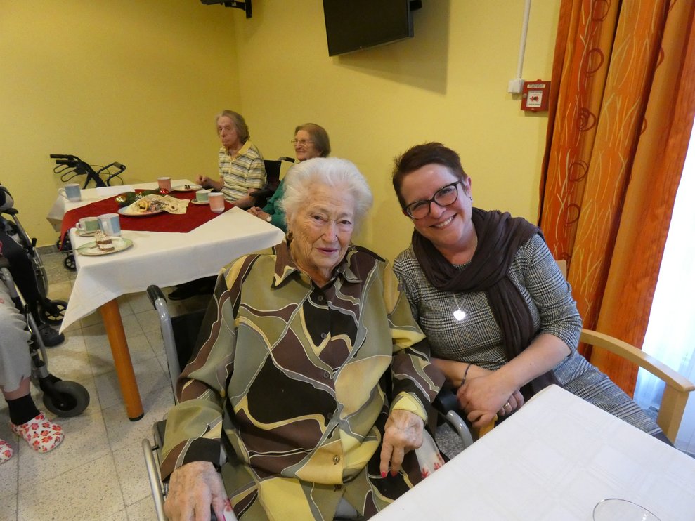 Angelika Traschler mit Bewohnerin