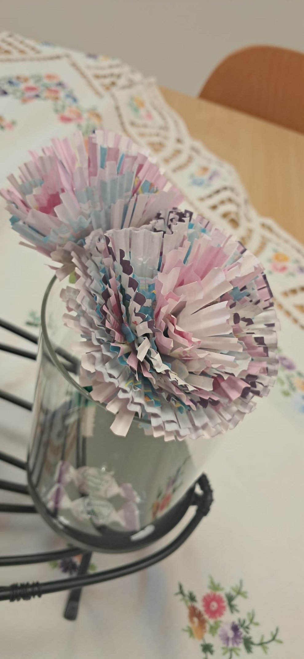 Gebastelte Blumen aus Muffinpapier.