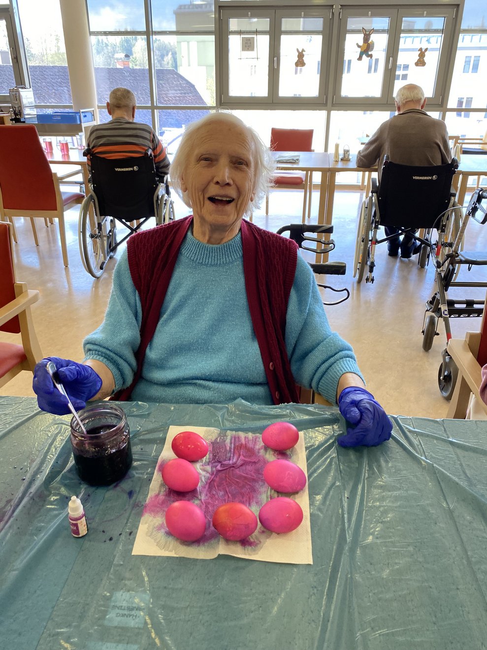 Frau Hanko hat große Freude mit ihren rosa Eiern.