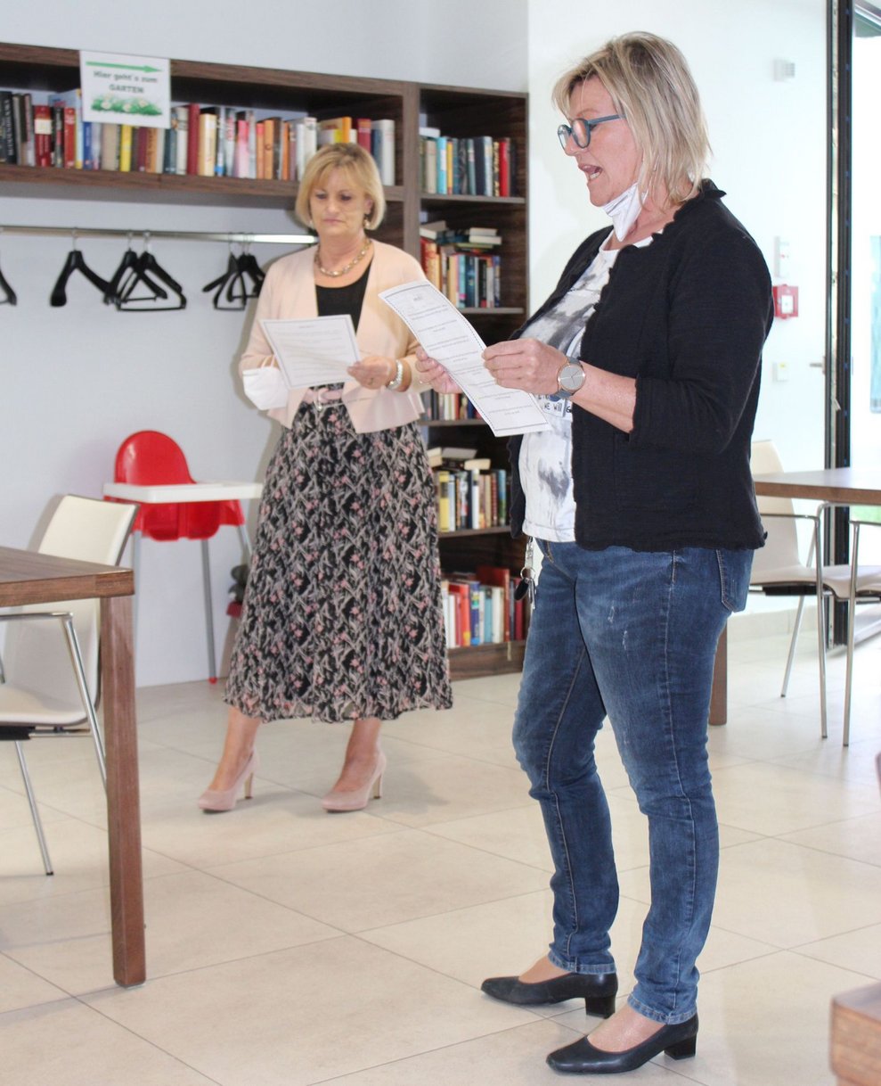 Direktorin Stanzel und BR Boußka lesen Gedichte vor.