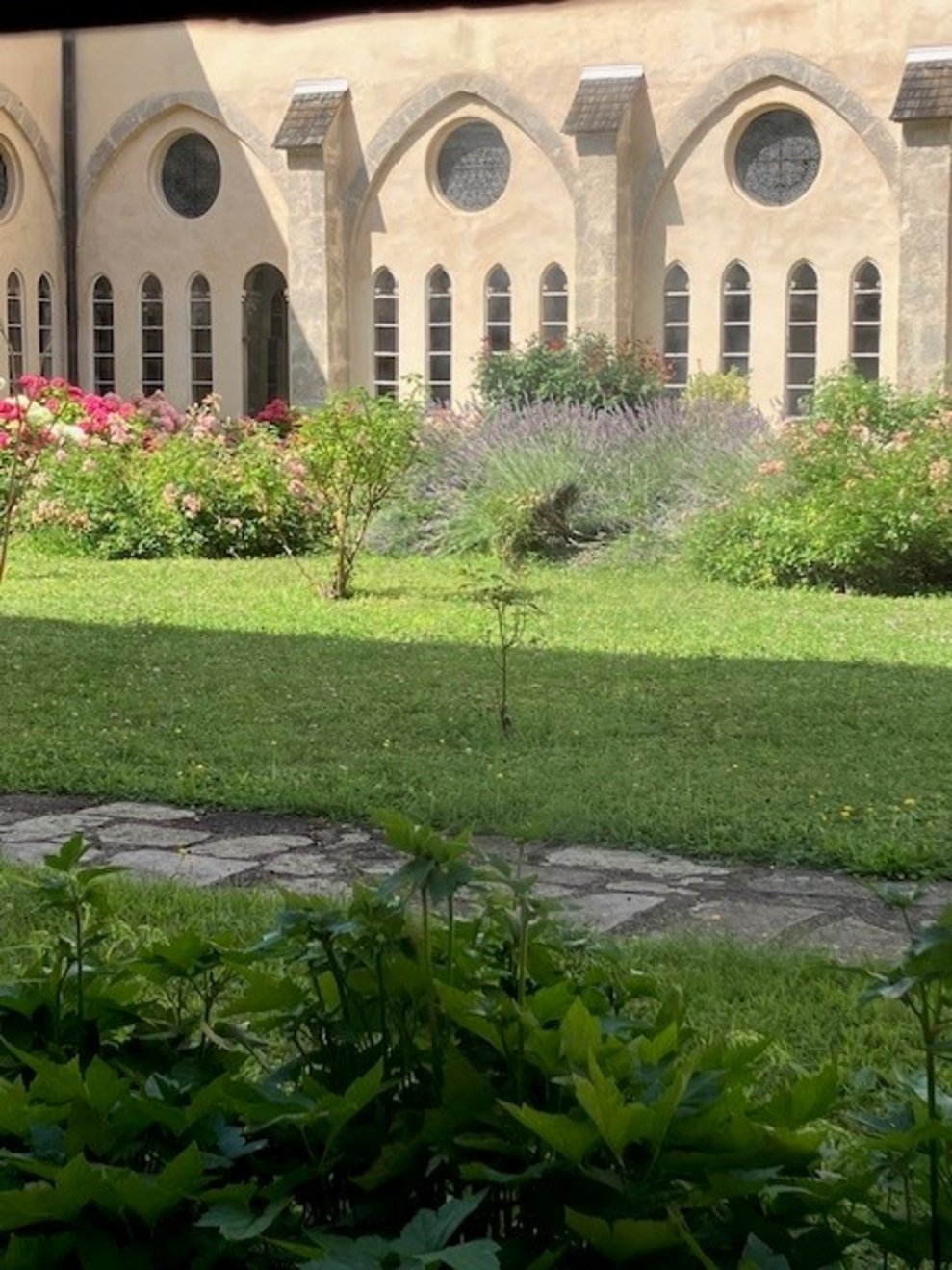 Aussicht auf den Rosengarten vom Kreuzgang aus.