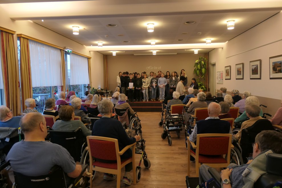 Der gut besuchte Festsaal mit den Kindern auf der Bühne