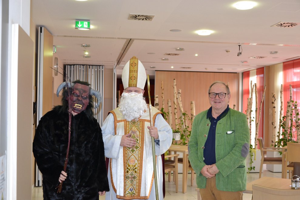 Nikolaus und Krampus werden durch unseren ehrenamtlichen Mitarbeiter Gerhard unterstützt.
