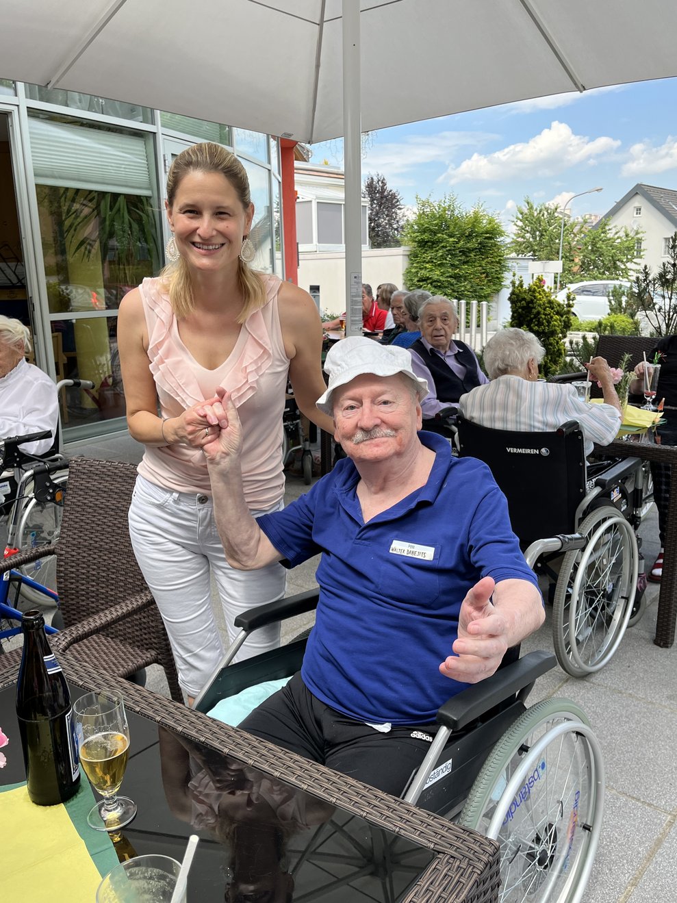 Mitarbeiterin mit Bewohner