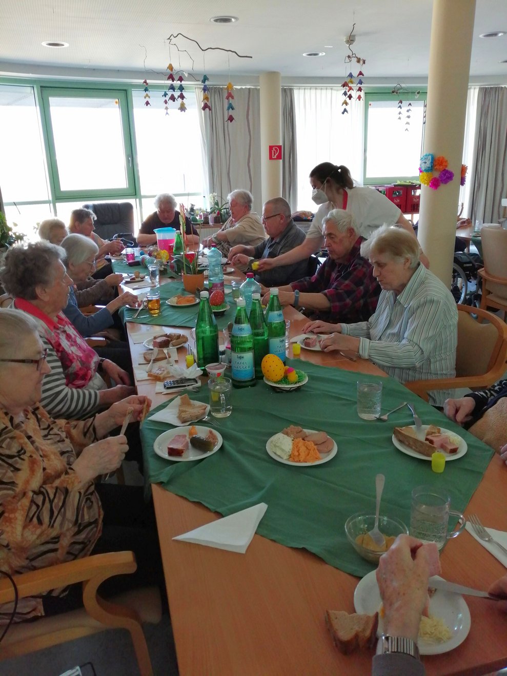 Bewohner: innen beim essen