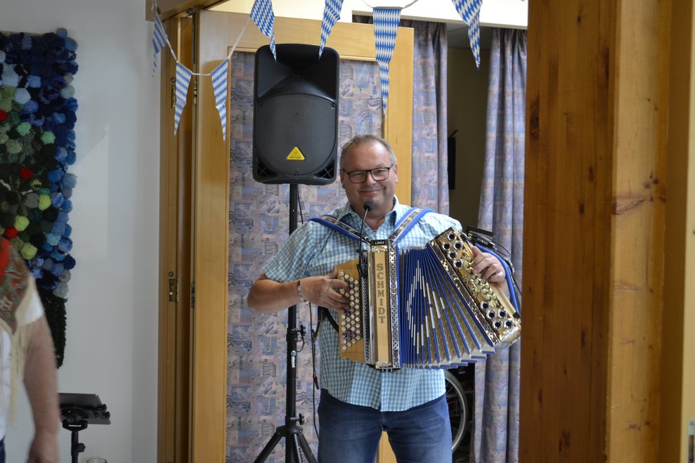 Mann spielt Ziehharmonika