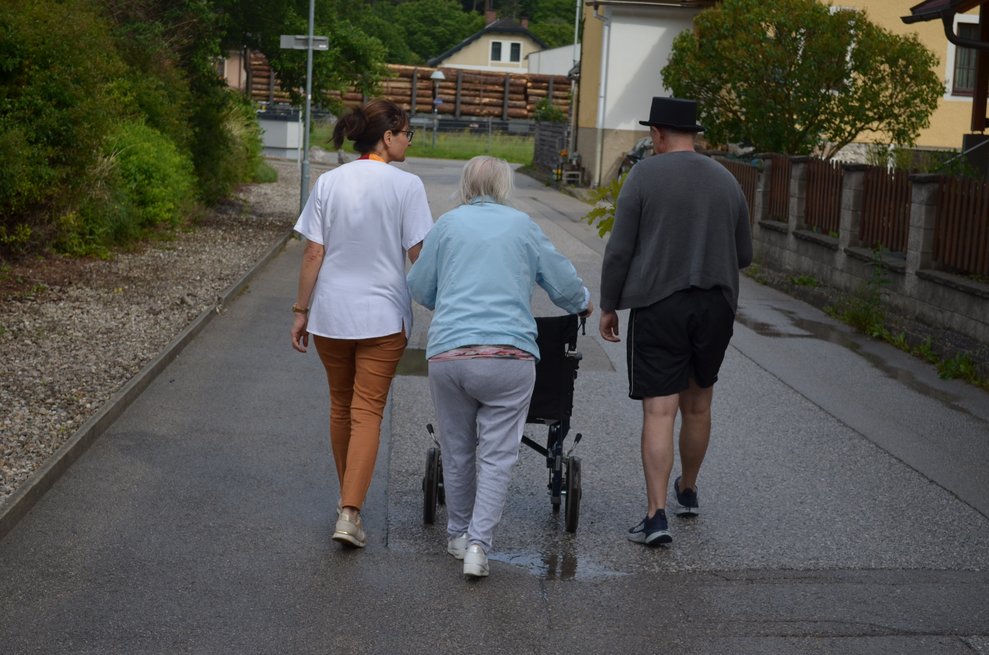 Bewohner machen sich auf dem Weg