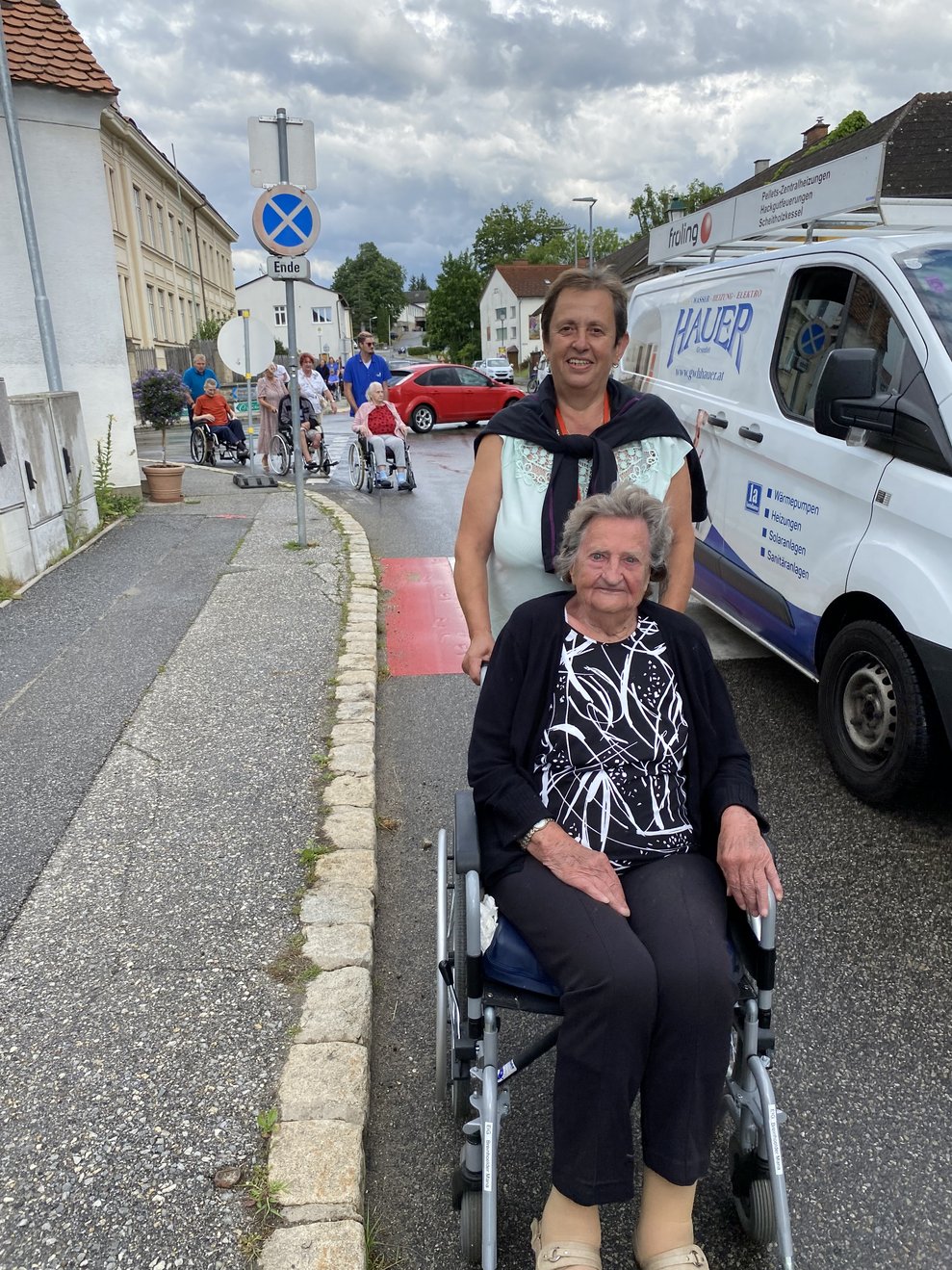 ...die die Rollstühle schieben...