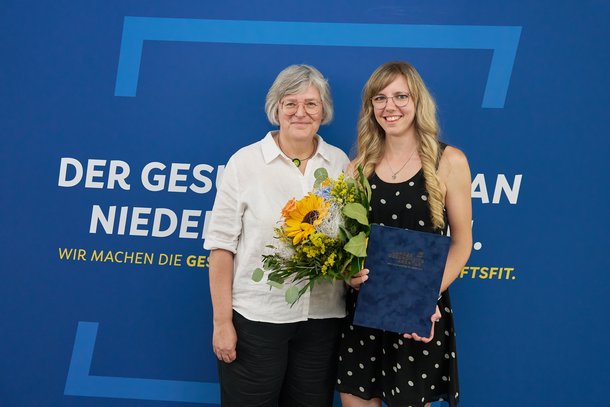 Kollegin Sonja Haidl mit Andrea Wingelhofer Direktorin der Pflege . Kollegin Sonja Haidl mit Andrea Wingelhofer Direktorin der Pflege .