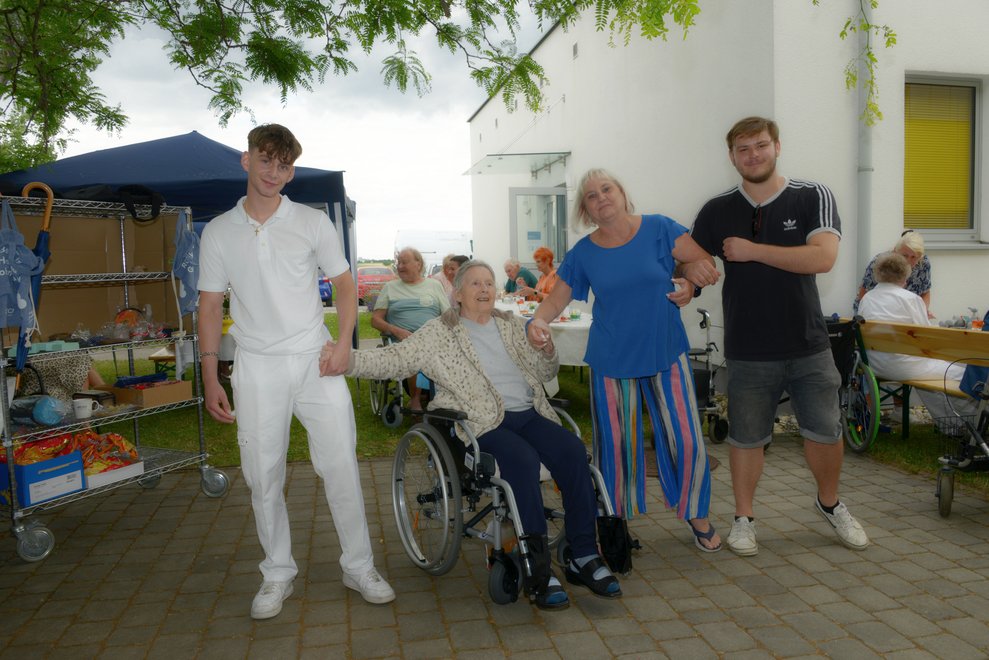 Unsere Zivis unterhalten unsere Bewohnerin.