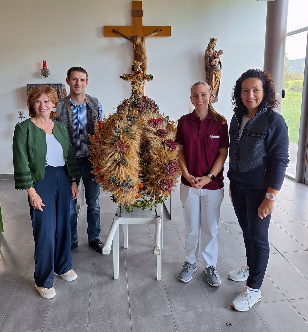 Feierliche Übergabe der Erntekrone an das PBZ Scheiblingkirchen durch Ortsbäuerin Waltraud Ungersböck und den Bauernbundobmann der Gemeinde Patrick Hochhofer.
