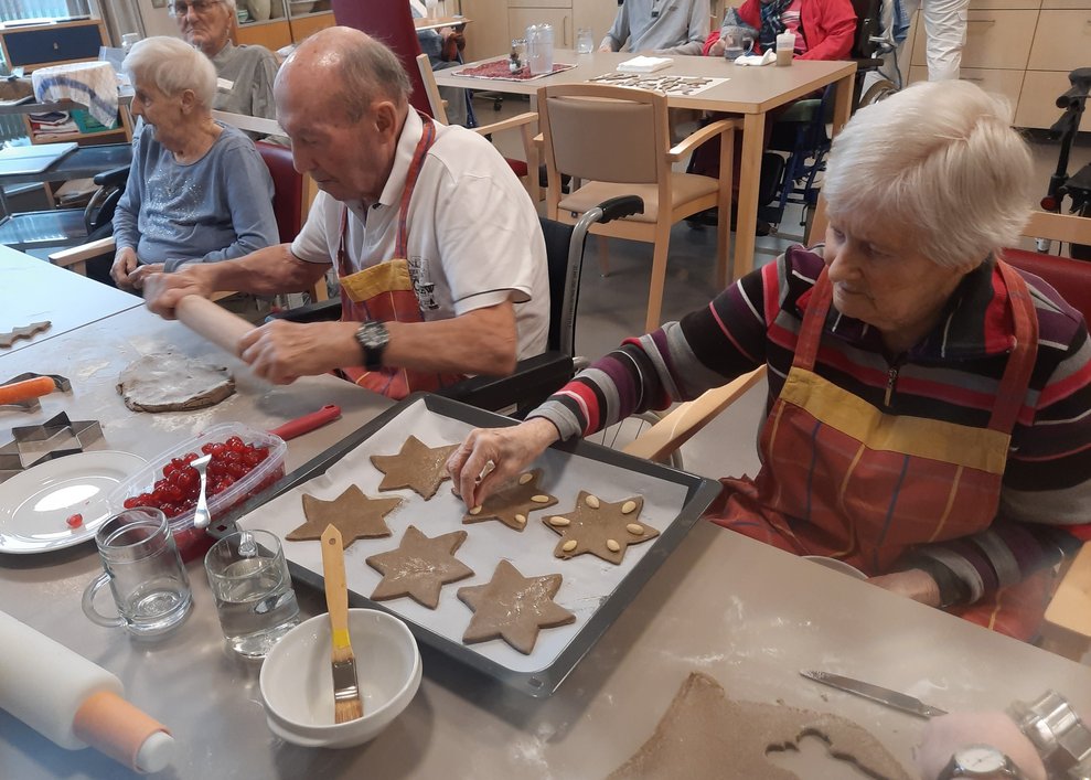 Einige Personen beim Lebkuchen backen.