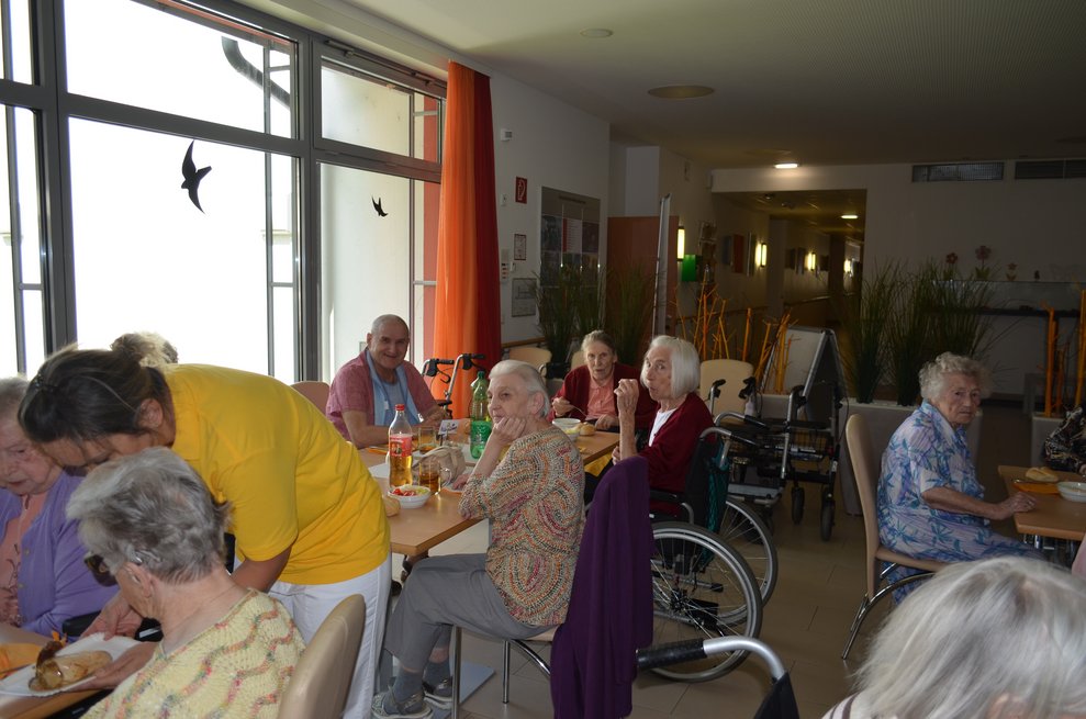 BewohnerInnen in Cafeteria
