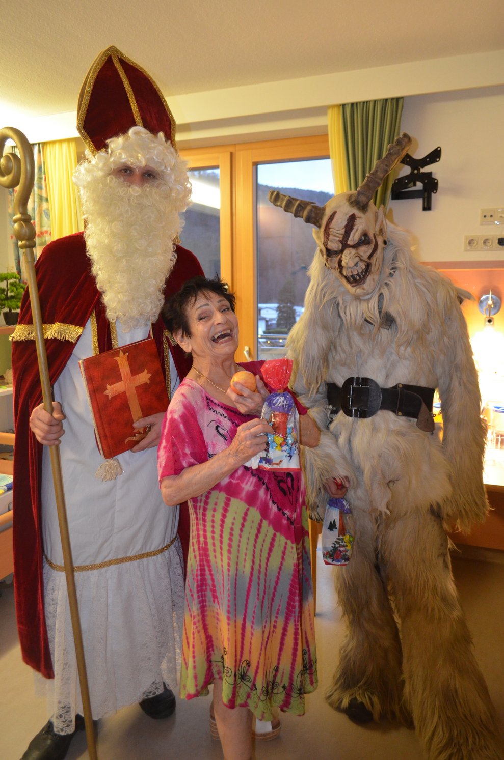 Bewohnerin mit Krampus und Perchte