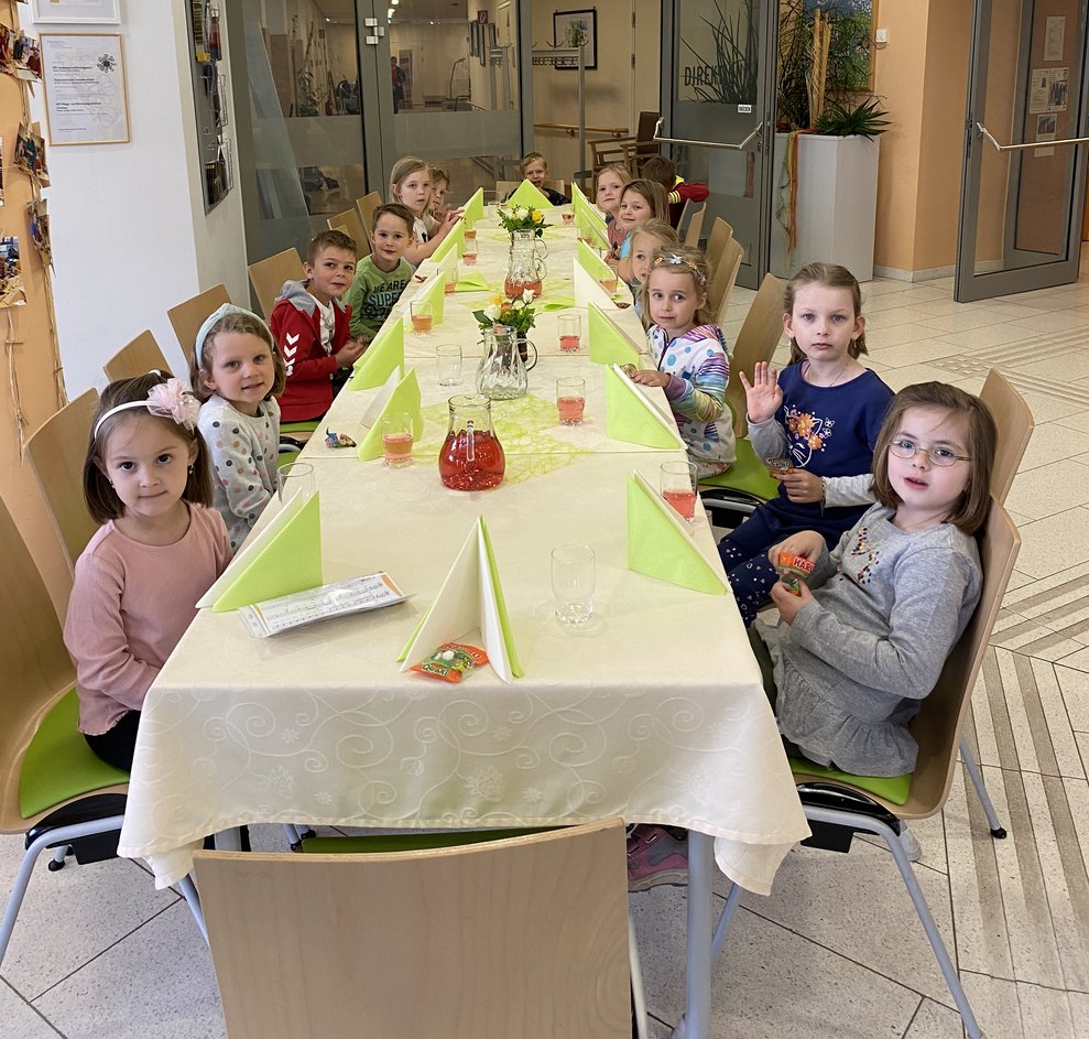Die Kindergartenkinder warten auf ihren großen Auftritt.