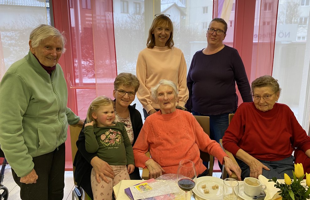 Frau Stark feiert im Kreise der Familie...