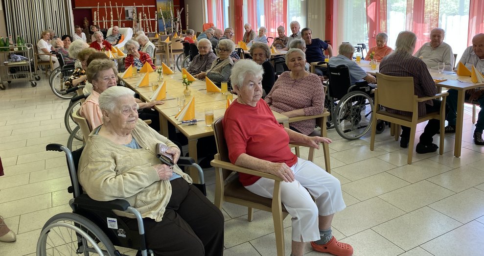 Der Auftritt der Kinder wird ganz genau beobachtet.