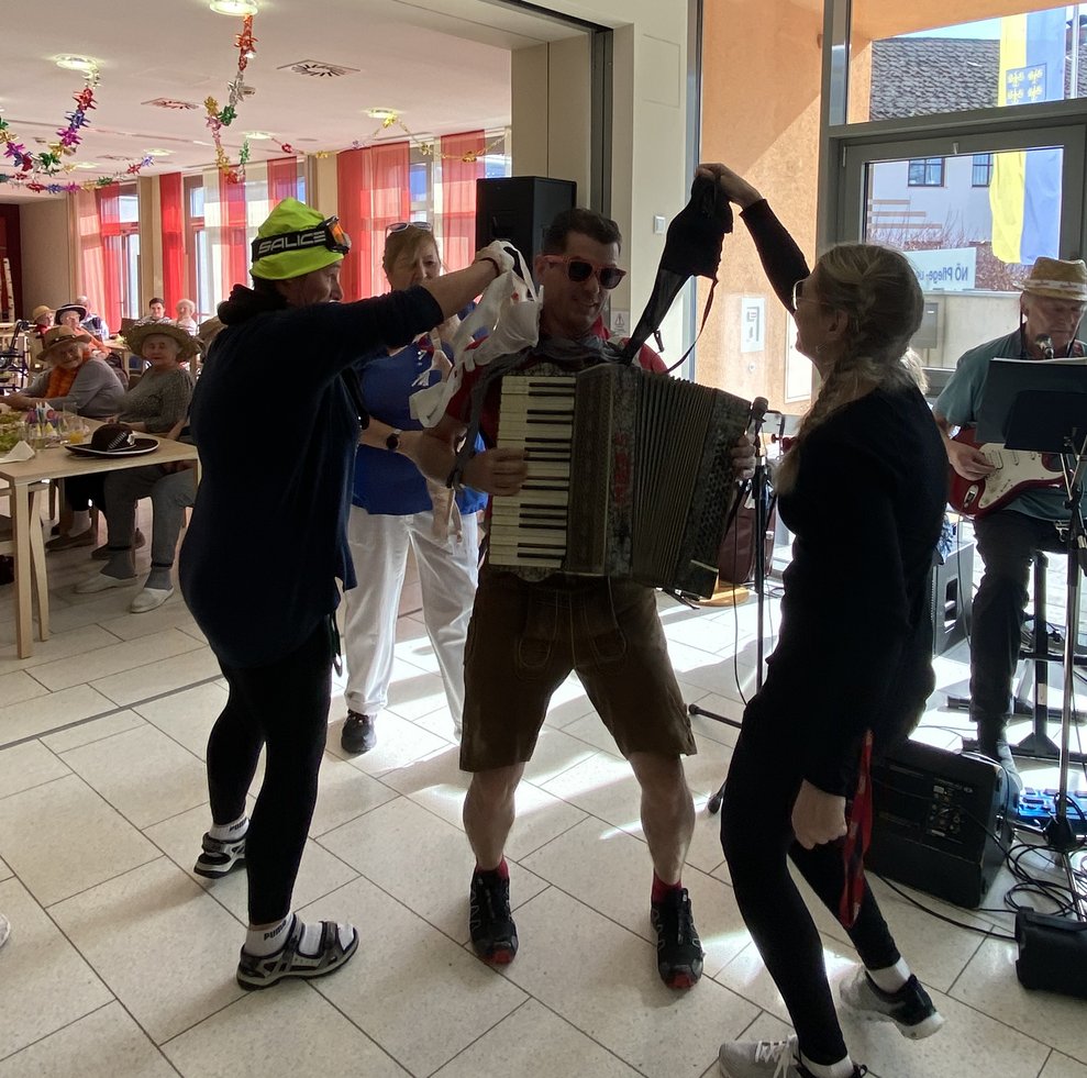 ...für Bomben Stimmung und wurde sogar mit BH`s beschenkt.