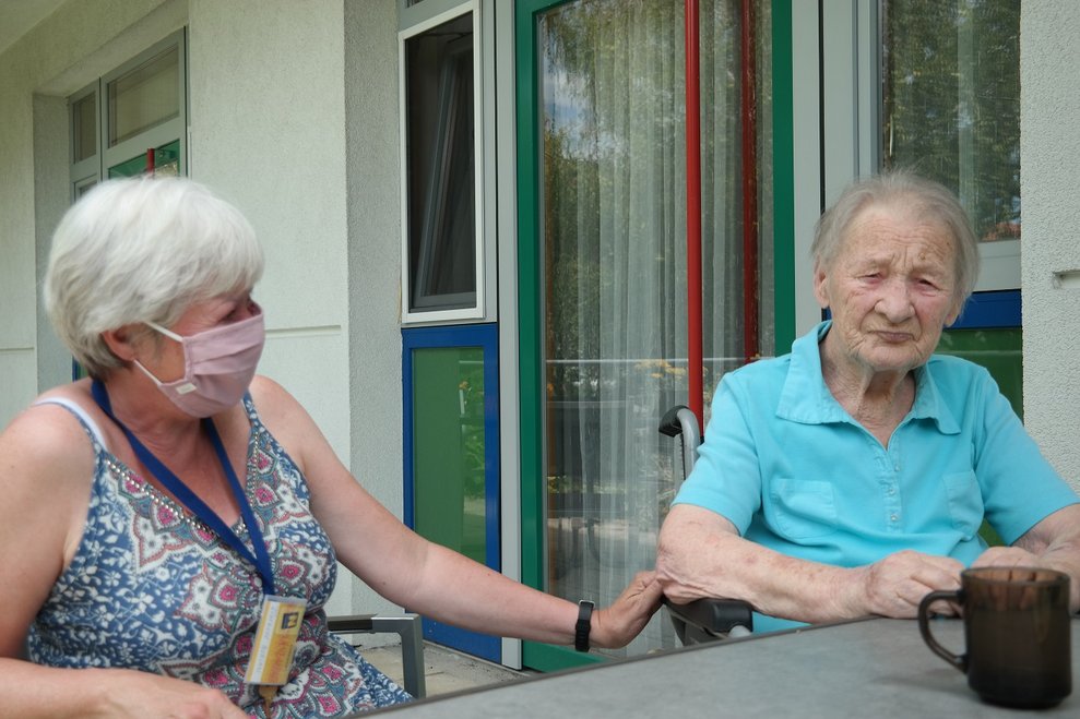 Eine Bewohnerin und ein Bewohner.