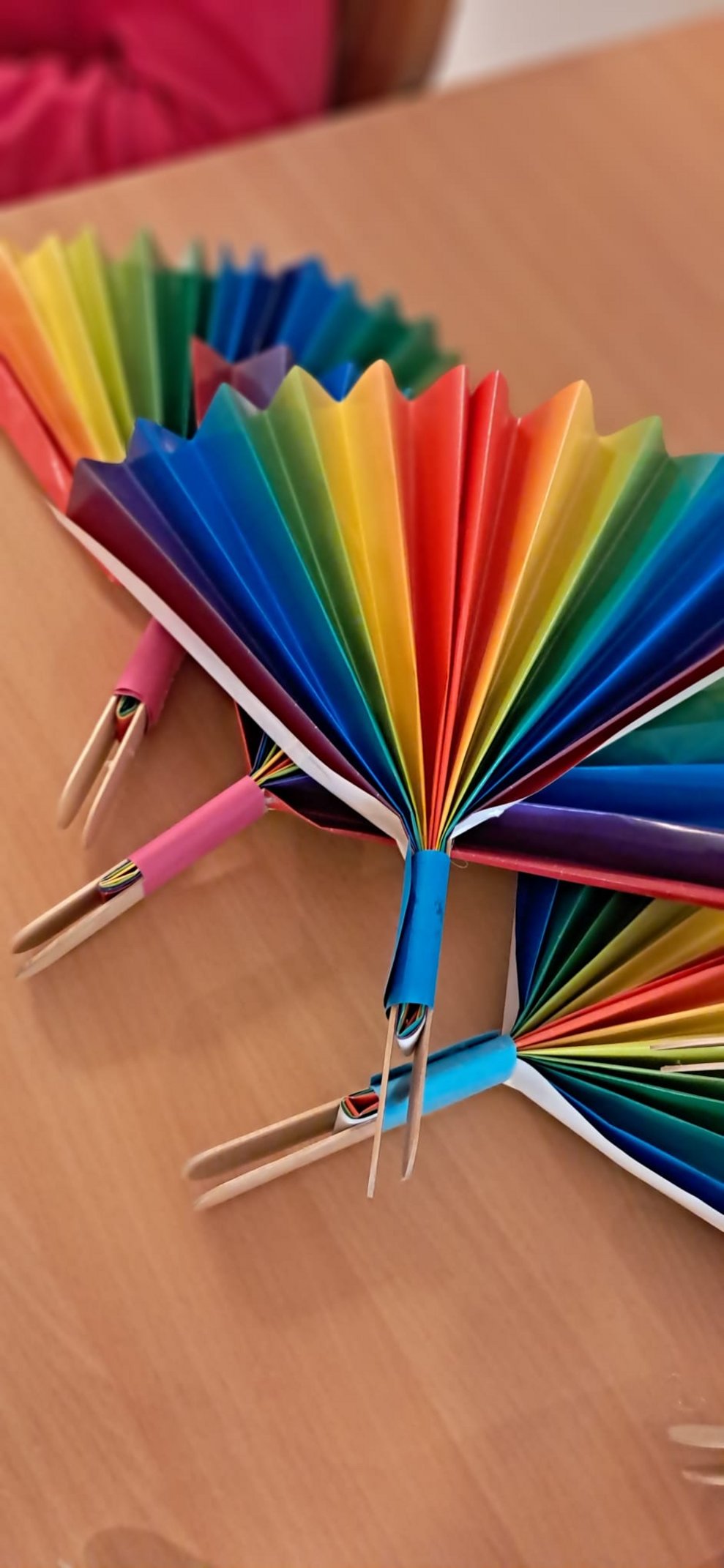 Bunte Fächer aus Papier.