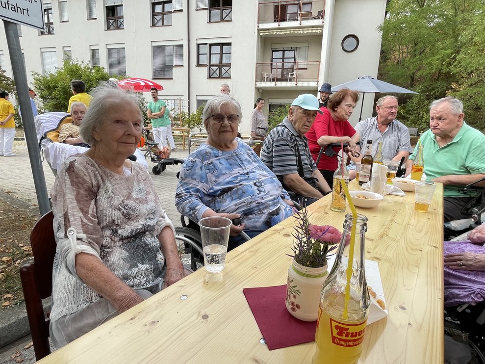 Bewohnerinnen und Bewohner am Gartenfest. 
