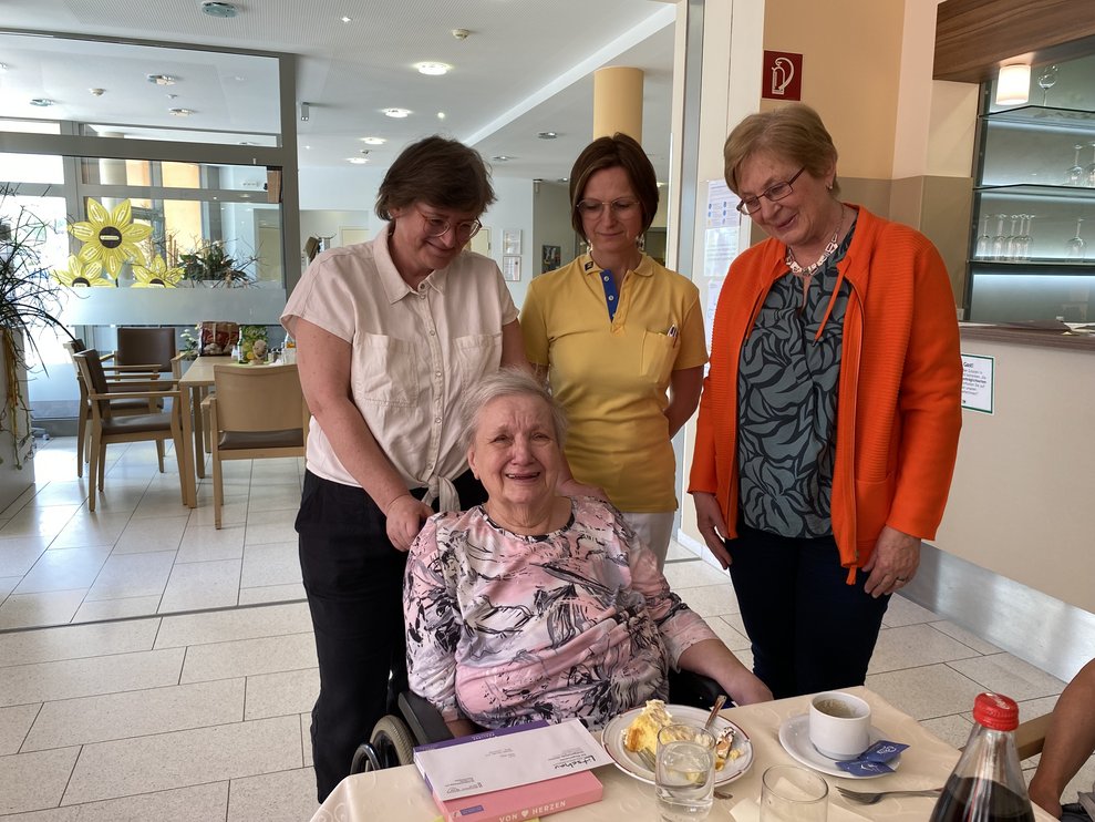 Die Glückwünsche zu ihrem 87iger, rührten Fr. Rabl zu Tränen.